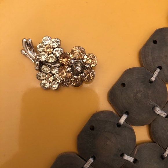 Unique! 💐 Floral Brooch Pin - Picture 2 of 4